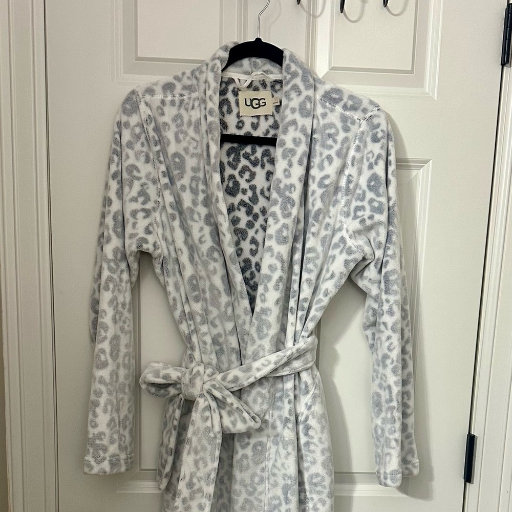 UGG robe like new, worn only a couple of times.